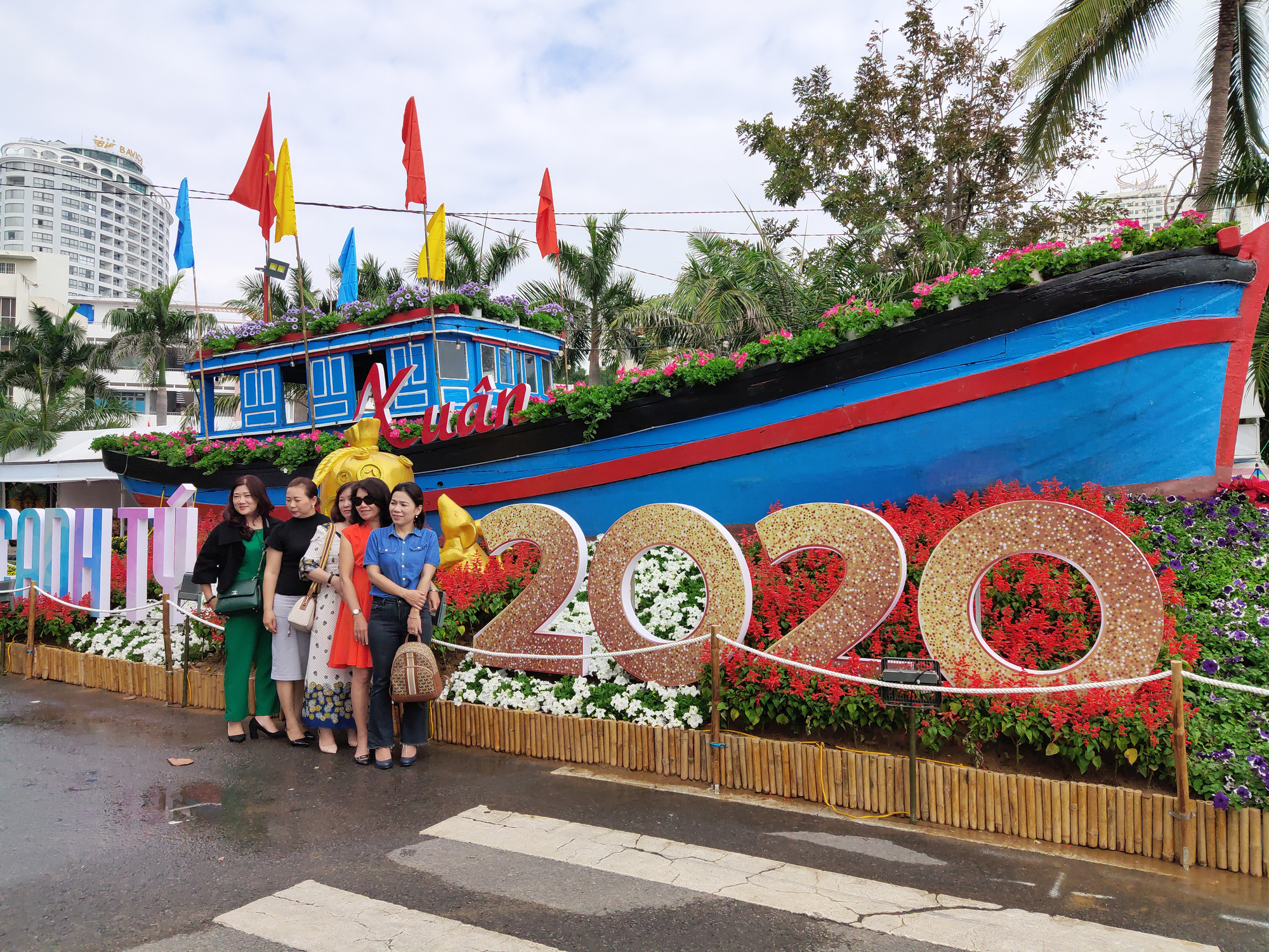 Ngắm sắc xu&acirc;n về tr&ecirc;n phố biển Nha Trang - Ảnh 8.