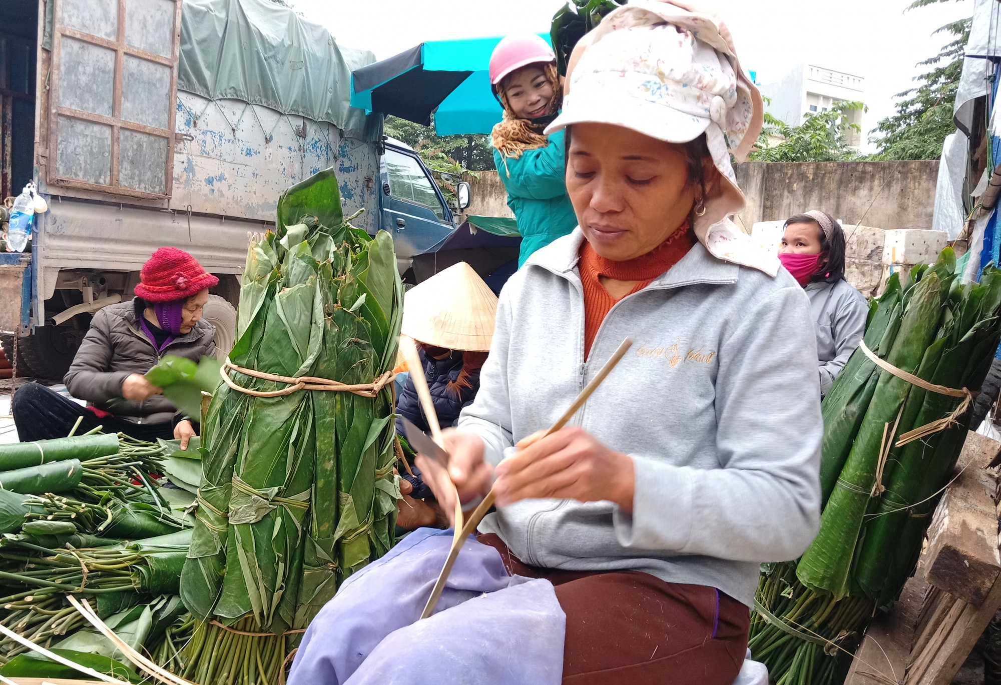 Chẻ lạt giang gói bánh chưng kiếm tiền triệu mỗi dịp Tết