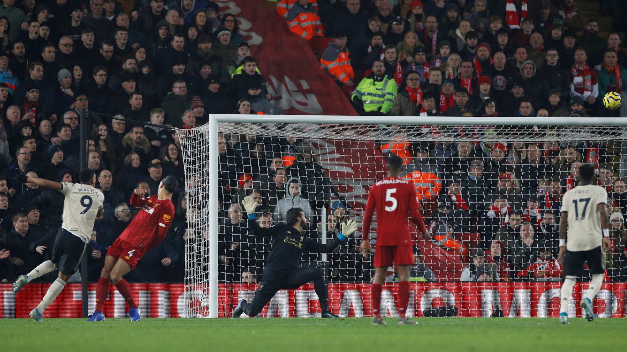 Đ&egrave; bẹp Man United, Liverpool khủng bố Ngoại hạng Anh - Ảnh 6.