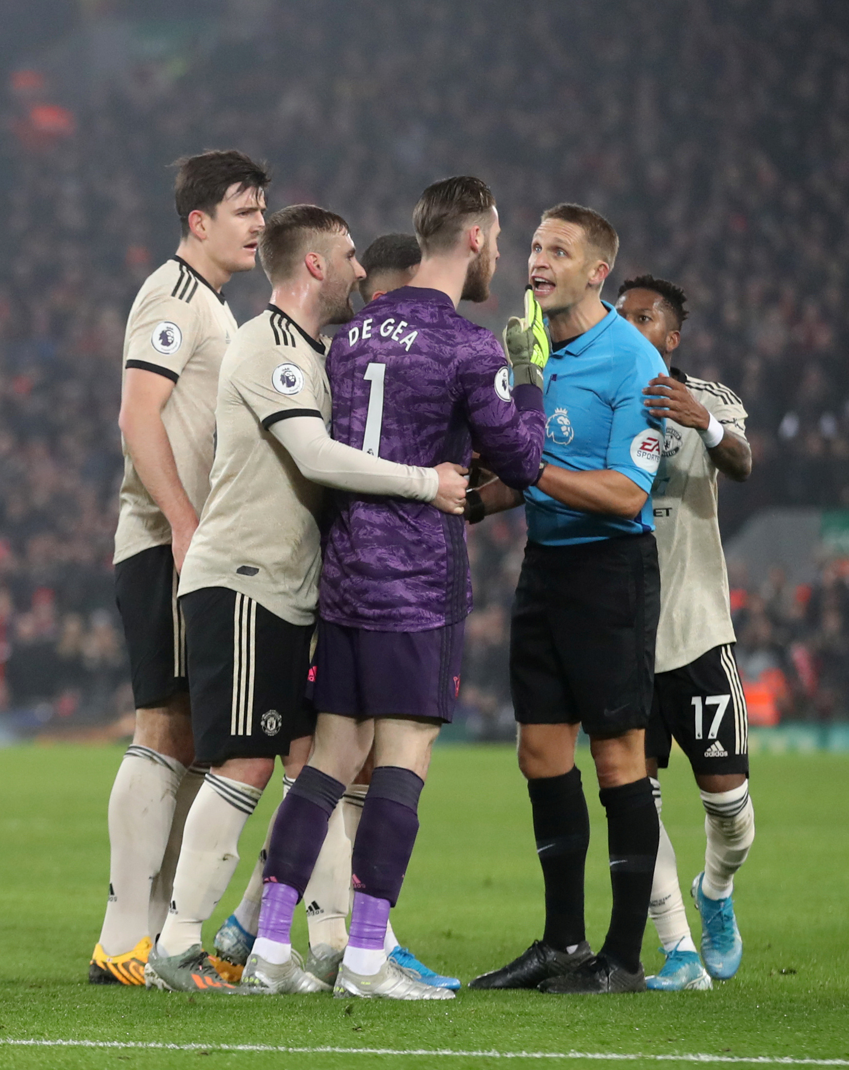 Đ&egrave; bẹp Man United, Liverpool khủng bố Ngoại hạng Anh - Ảnh 4.