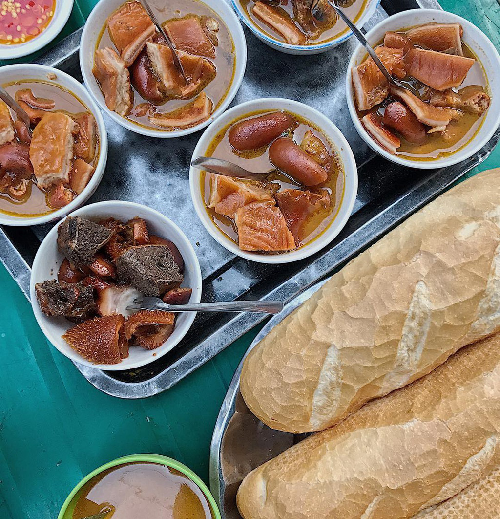 Những khu chợ chiều c&oacute; đủ m&oacute;n ăn vặt ở TP HCM - Ảnh 2.