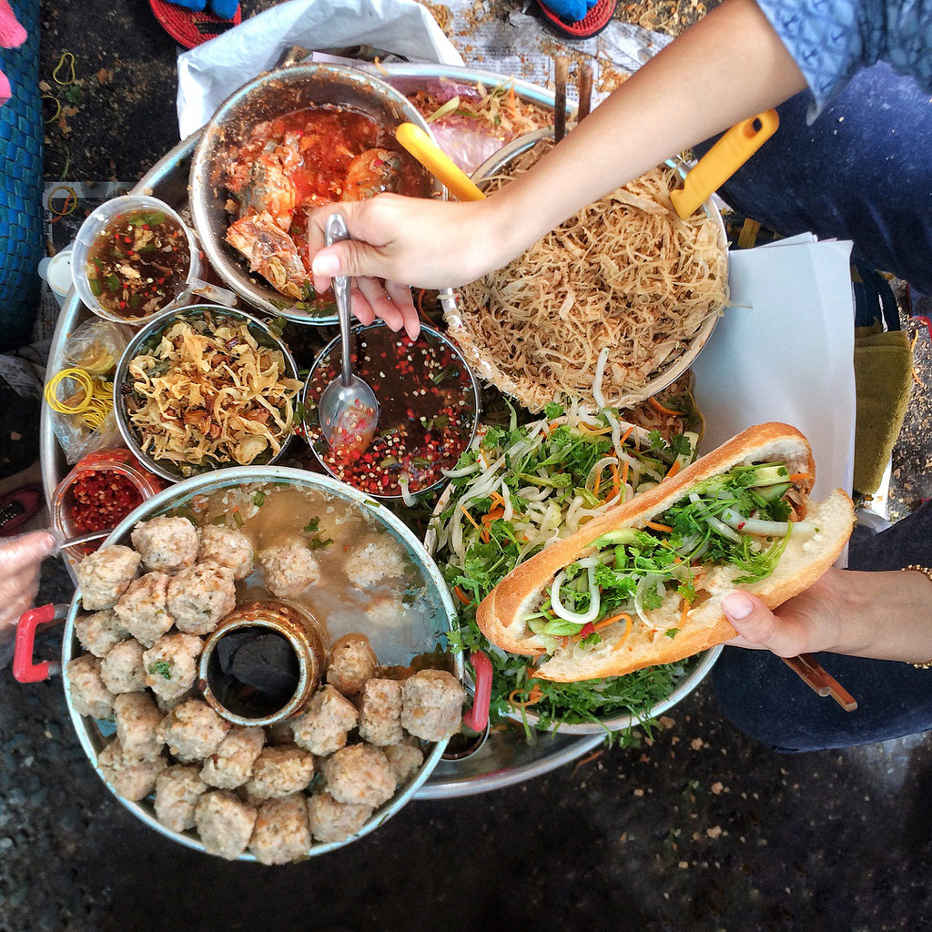 Những khu chợ chiều c&oacute; đủ m&oacute;n ăn vặt ở TP HCM - Ảnh 11.