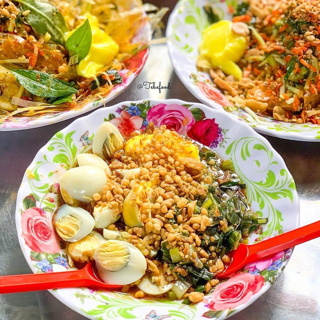 Những khu chợ chiều c&oacute; đủ m&oacute;n ăn vặt ở TP HCM - Ảnh 5.