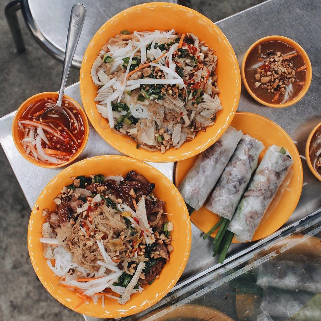 Những khu chợ chiều c&oacute; đủ m&oacute;n ăn vặt ở TP HCM - Ảnh 7.