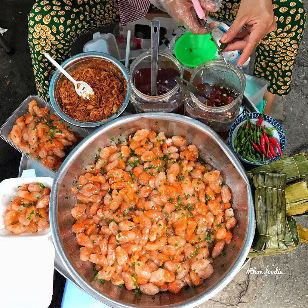 Những khu chợ chiều c&oacute; đủ m&oacute;n ăn vặt ở TP HCM - Ảnh 8.
