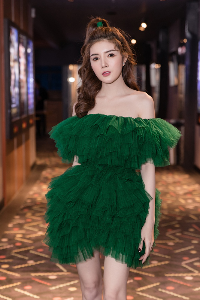Dàn “chân dài” đọ dáng trên thảm đỏ - Ảnh 6.