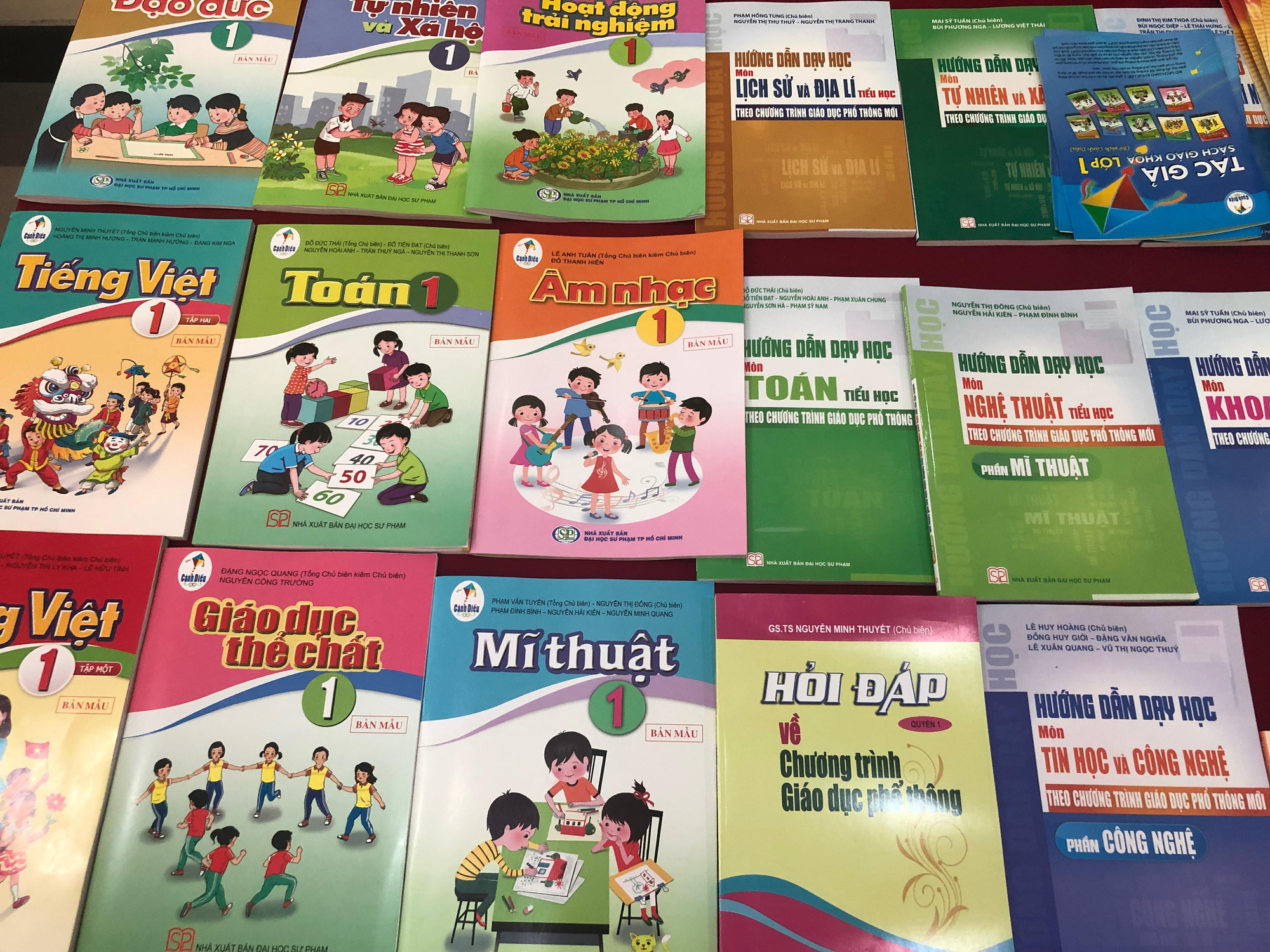 Bộ GD-ĐT c&ocirc;ng bố 6 s&aacute;ch gi&aacute;o khoa tiếng Anh lớp 1 - Ảnh 1.