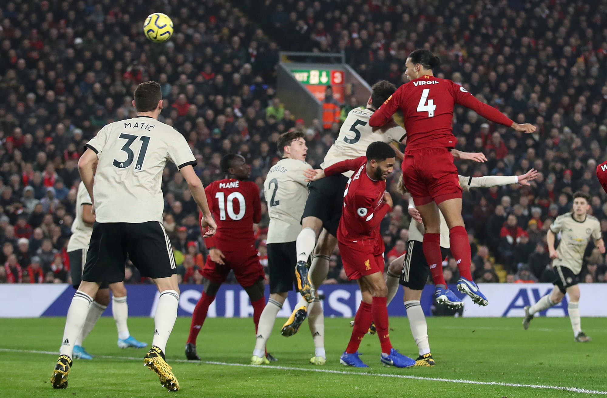 Đ&egrave; bẹp Man United, Liverpool khủng bố Ngoại hạng Anh - Ảnh 2.