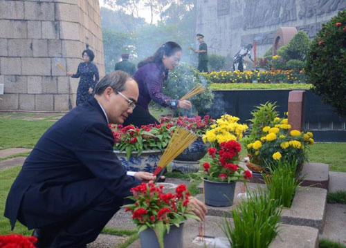 Lãnh đạo Chính phủ và TP HCM thăm hỏi, dâng hương