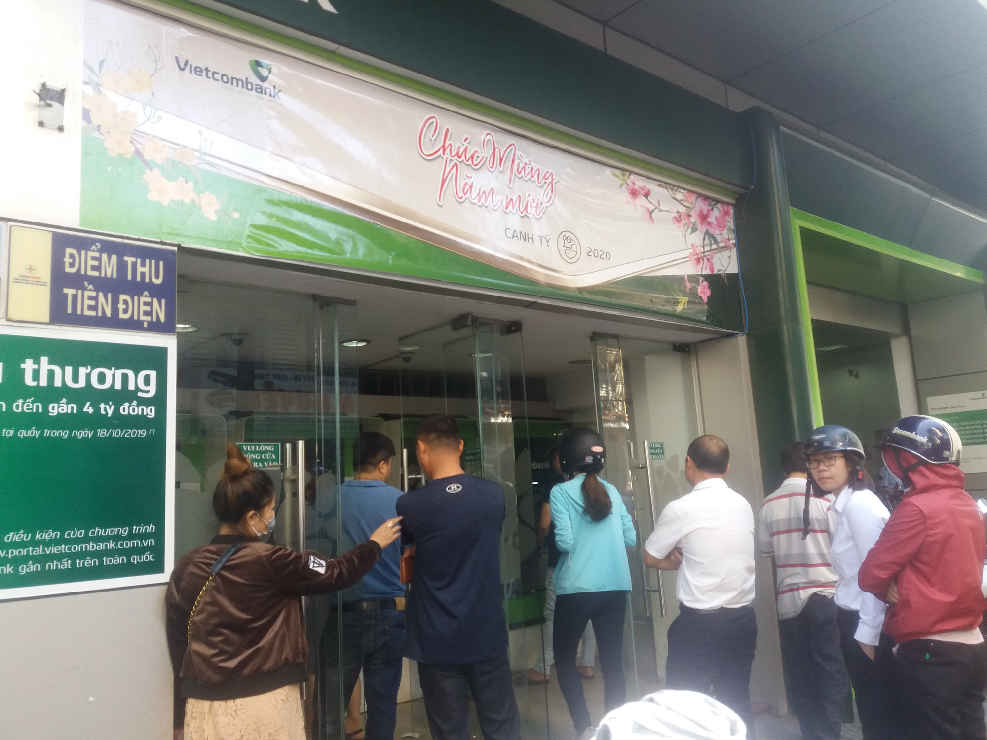 Khổ sở như r&uacute;t tiền tại c&aacute;c c&acirc;y ATM ng&agrave;y cận Tết - Ảnh 3.