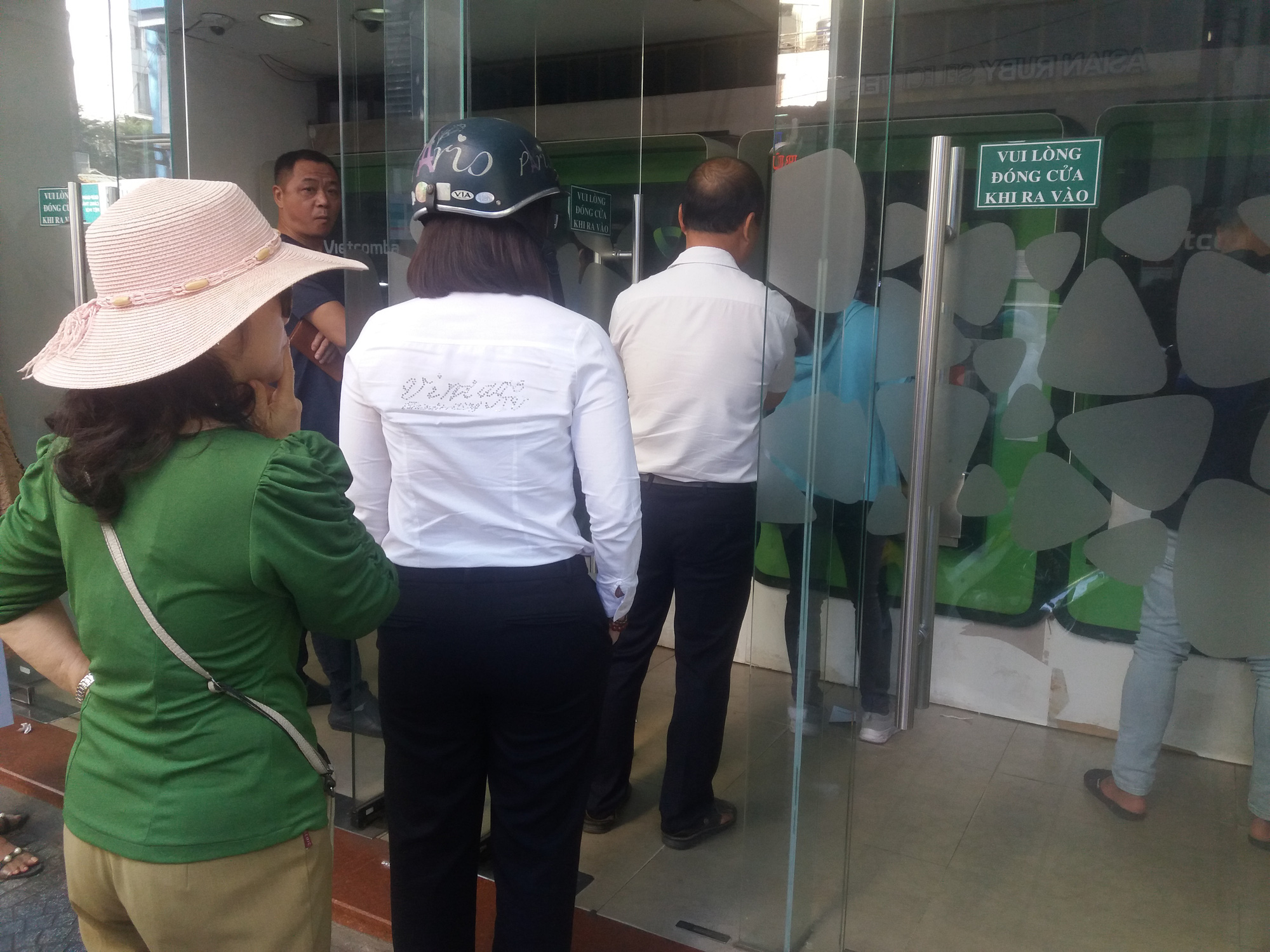 Khổ sở như r&uacute;t tiền tại c&aacute;c c&acirc;y ATM ng&agrave;y cận Tết - Ảnh 2.