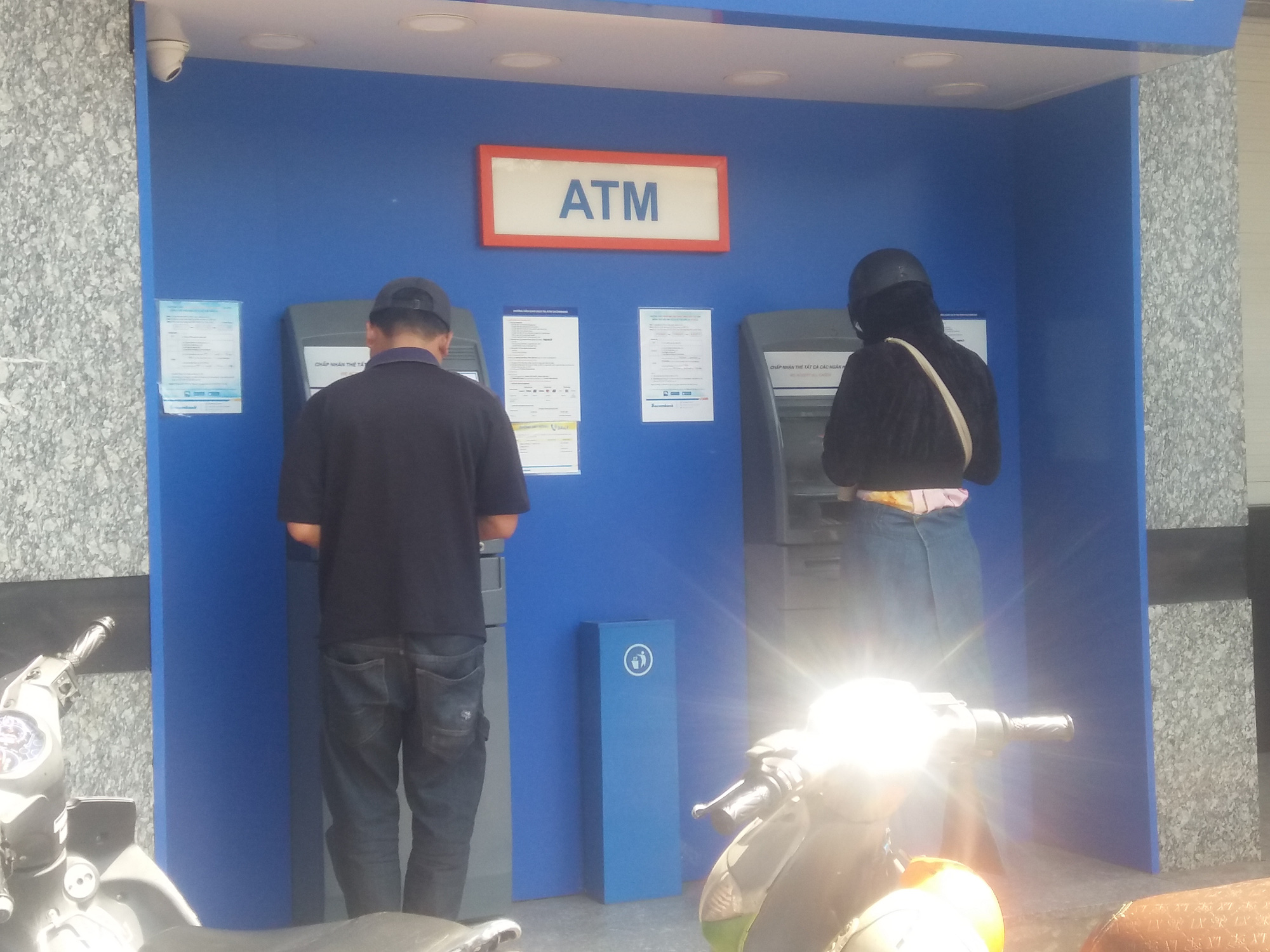 Khổ sở như r&uacute;t tiền tại c&aacute;c c&acirc;y ATM ng&agrave;y cận Tết - Ảnh 6.