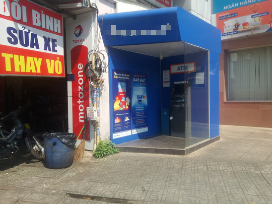 Khổ sở như r&uacute;t tiền tại c&aacute;c c&acirc;y ATM ng&agrave;y cận Tết - Ảnh 5.