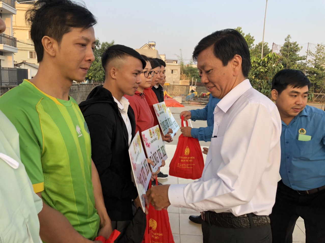 Lần thứ 3 Chuyến xe nghĩa t&igrave;nh đưa c&ocirc;ng nh&acirc;n về qu&ecirc; đ&oacute;n Tết - Ảnh 4.