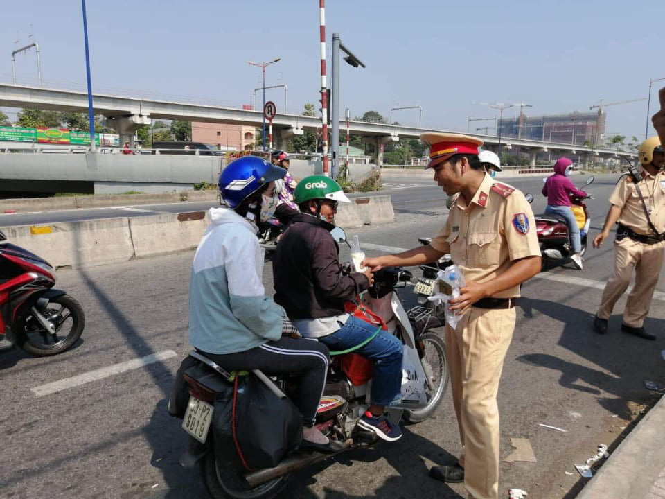 Nhiều người vỡ &ograve;a sau khi CSGT TP HCM y&ecirc;u cầu dừng xe - Ảnh 3.
