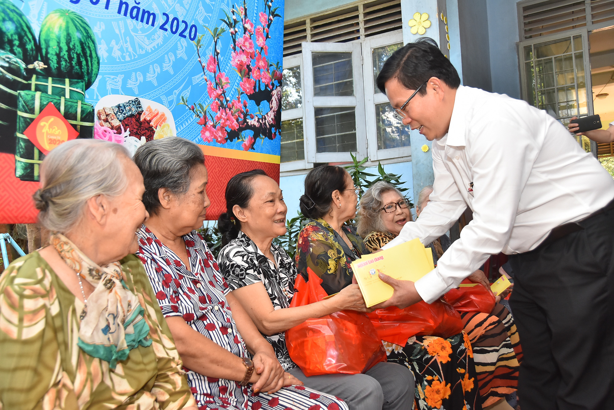 B&aacute;o Người Lao Động thăm v&agrave; ch&uacute;c Tết nghệ sĩ l&atilde;o th&agrave;nh &ndash; khởi động Quỹ Mai V&agrave;ng nh&acirc;n &aacute;i - Ảnh 5.