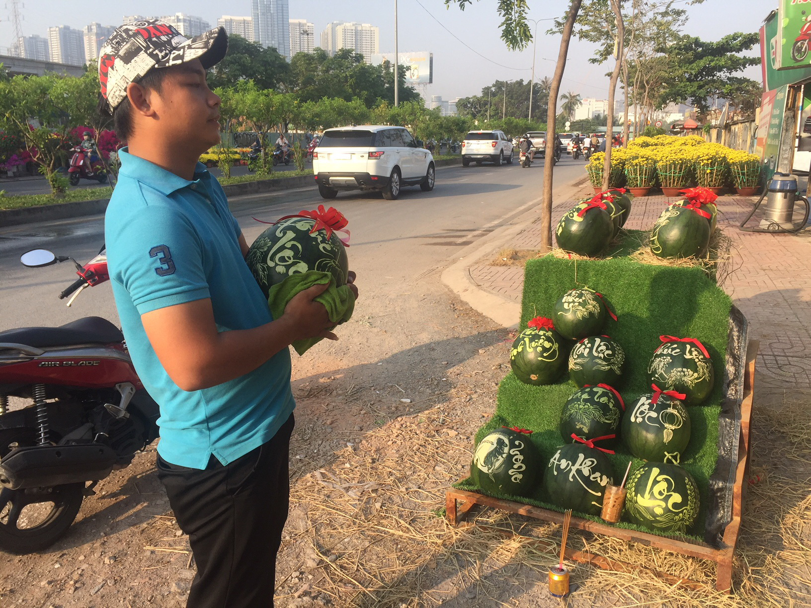 Ngỡ ng&agrave;ng với nhiều loại hoa kiểng, tr&aacute;i độc lạ dịp Tết - Ảnh 9.