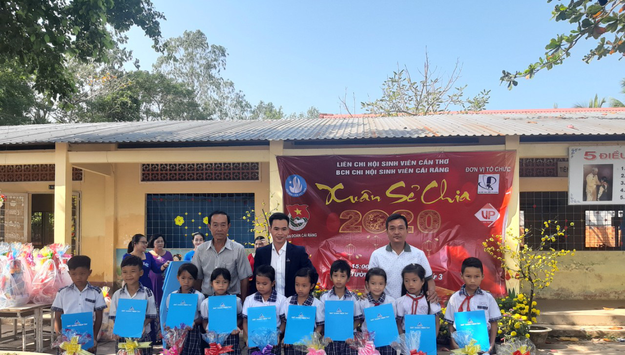 Báo Người Lao Động trao quà Tết cho học sinh nghèo Cần Thơ - Ảnh 4.