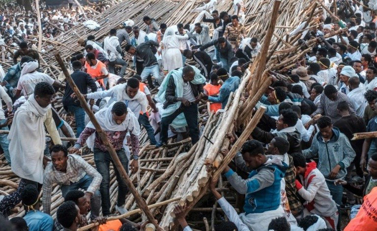 Sập khu vực ghế ngồi &ldquo;xịn&rdquo; tại lễ hội ở Ethiopia, h&agrave;ng trăm người thương vong - Ảnh 2.