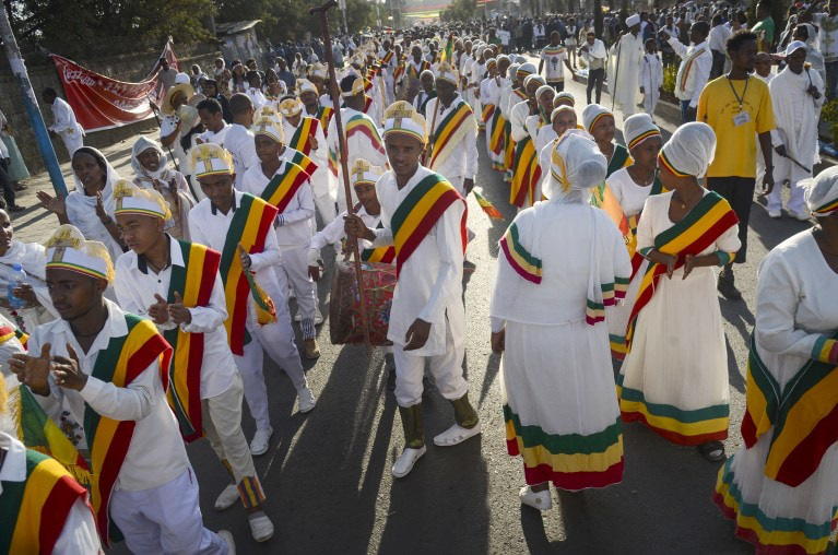 Sập khu vực ghế ngồi &ldquo;xịn&rdquo; tại lễ hội ở Ethiopia, h&agrave;ng trăm người thương vong - Ảnh 4.