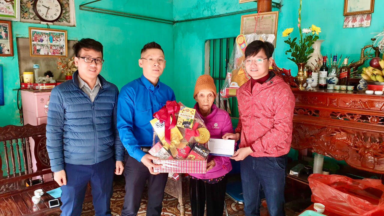 Cảng hàng không quốc tế Nội Bài mang Tết đến với người nghèo