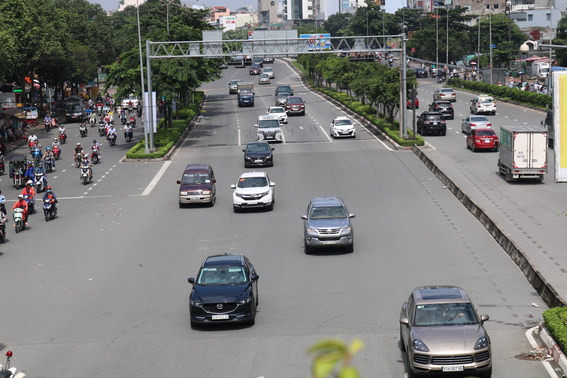 TP HCM: Hướng đi mới cho &ocirc;t&ocirc; tr&ecirc;n đường Nguyễn Văn Thương gần cầu S&agrave;i G&ograve;n - Ảnh 1.