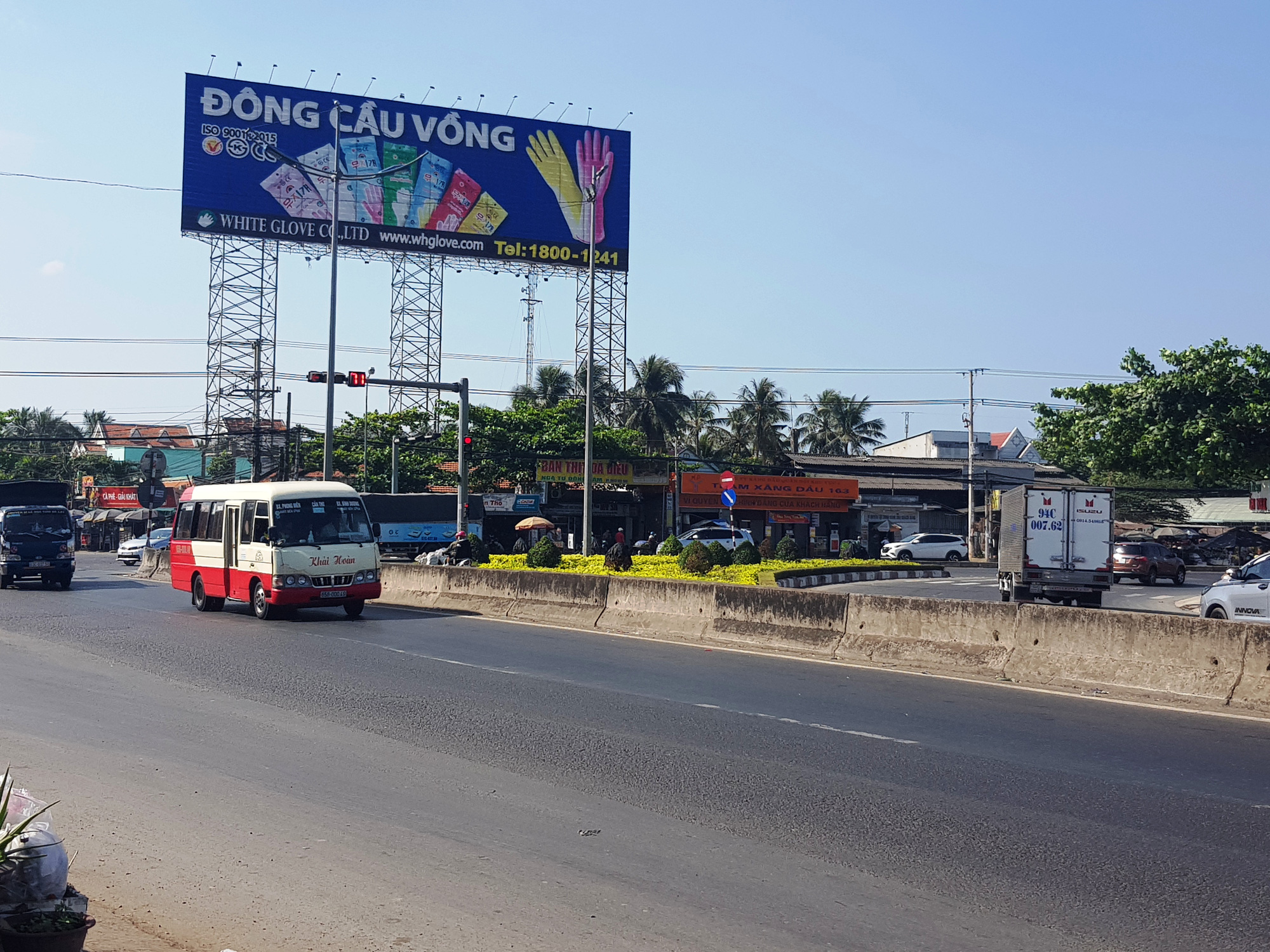Xe cộ đang sướng rơn người tr&ecirc;n đường về miền T&acirc;y - Ảnh 3.