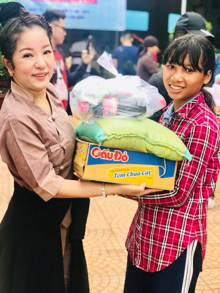 NS Việt Hương, Th&uacute;y Nga mang niềm vui đến người ngh&egrave;o - Ảnh 2.