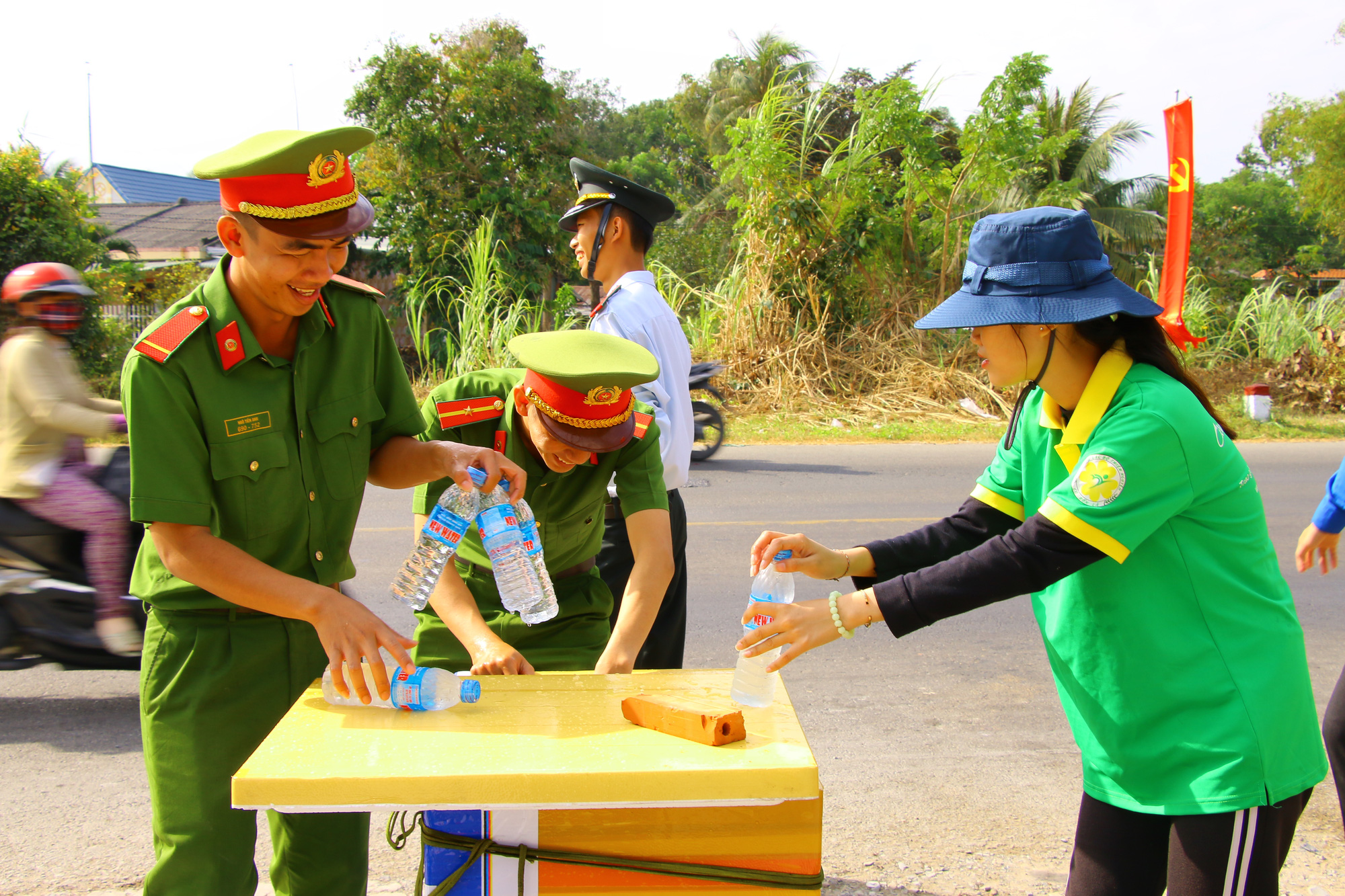 M&aacute;t l&ograve;ng những chai suối lạnh của c&ocirc;ng an tặng người d&acirc;n về qu&ecirc; ăn Tết - Ảnh 1.