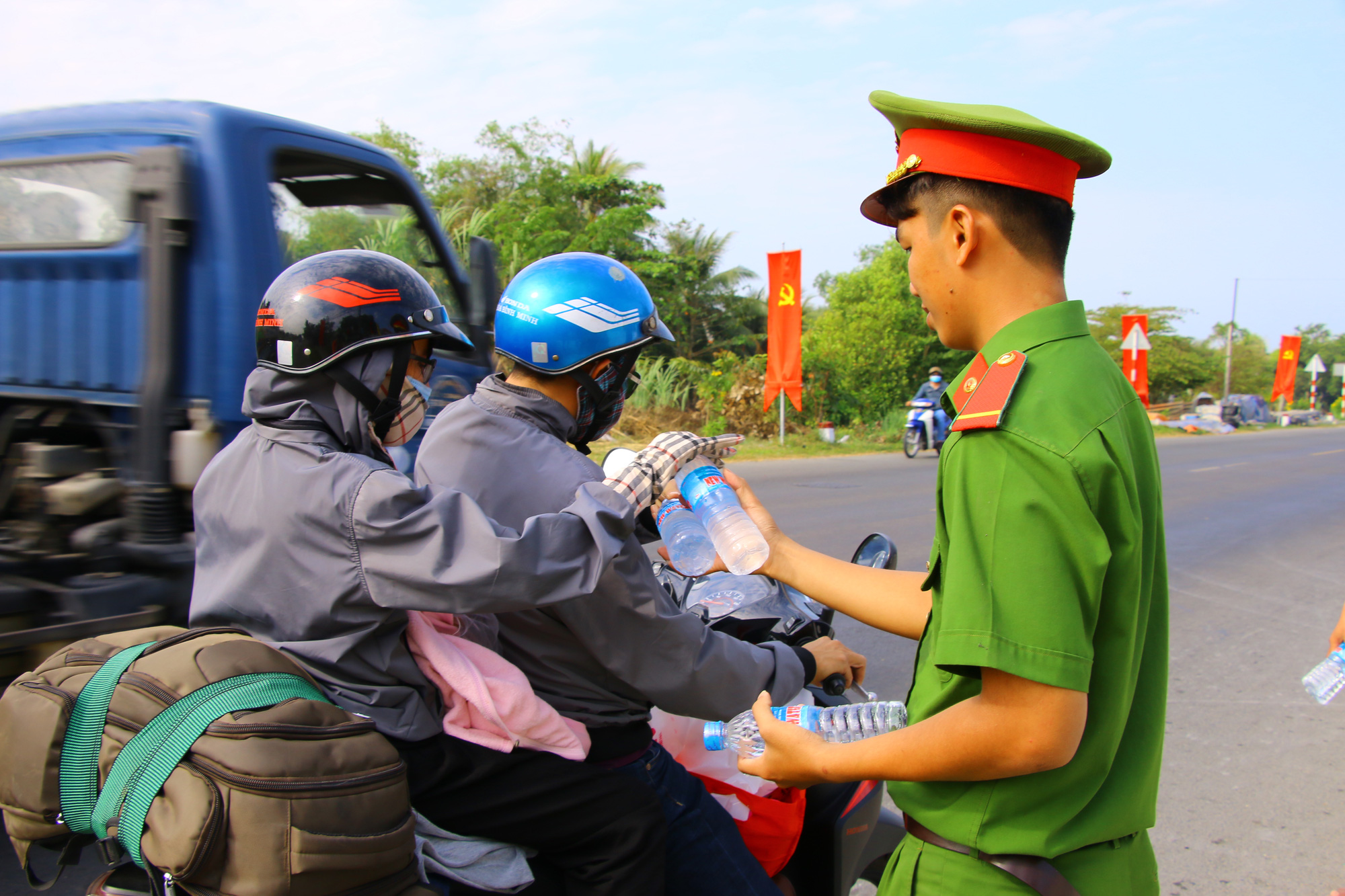 M&aacute;t l&ograve;ng những chai suối lạnh của c&ocirc;ng an tặng người d&acirc;n về qu&ecirc; ăn Tết - Ảnh 3.