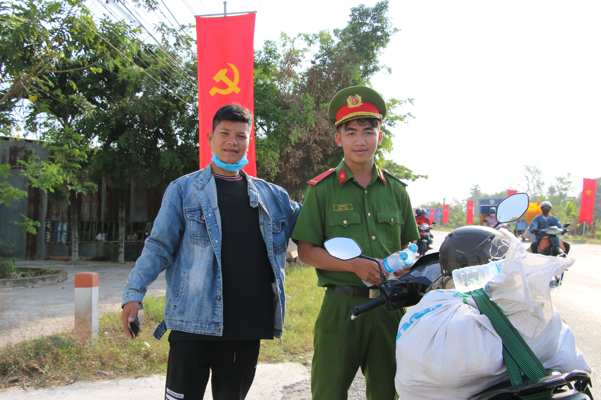 M&aacute;t l&ograve;ng những chai suối lạnh của c&ocirc;ng an tặng người d&acirc;n về qu&ecirc; ăn Tết - Ảnh 5.