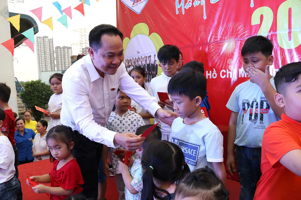 Tết đến, c&ocirc;ng nh&acirc;n được l&agrave;m đẹp, mua h&agrave;ng gi&aacute; rẻ - Ảnh 9.