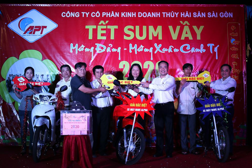 Tết đến, c&ocirc;ng nh&acirc;n được l&agrave;m đẹp, mua h&agrave;ng gi&aacute; rẻ - Ảnh 8.