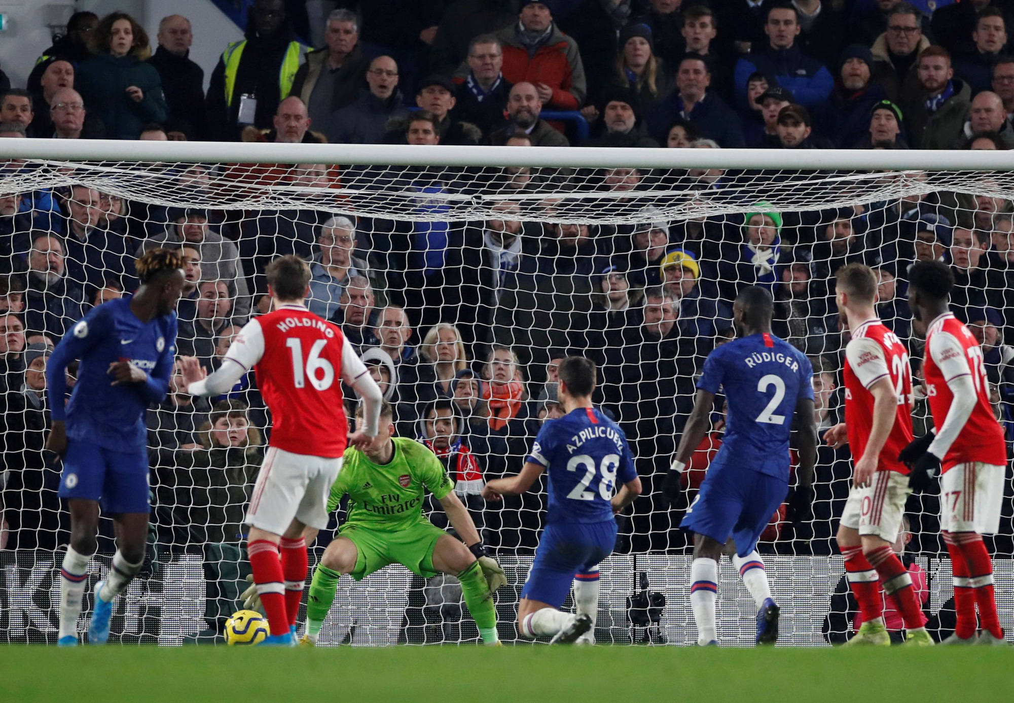 Thẻ đỏ cố nh&acirc;n, rượt đuổi tỉ số đi&ecirc;n rồ tại Stamford Bridge - Ảnh 6.