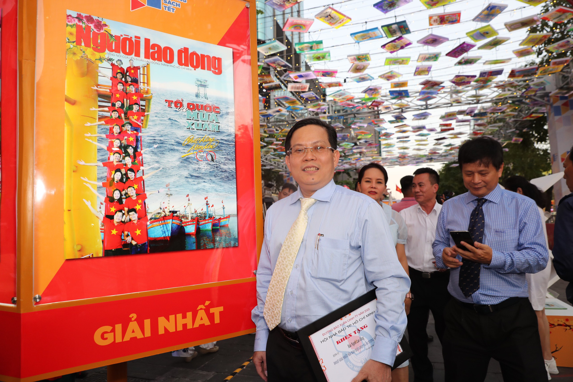 Báo Người Lao Động đoạt giải nhất bìa báo xuân đẹp và ấn tượng năm 2020 - Ảnh 3.