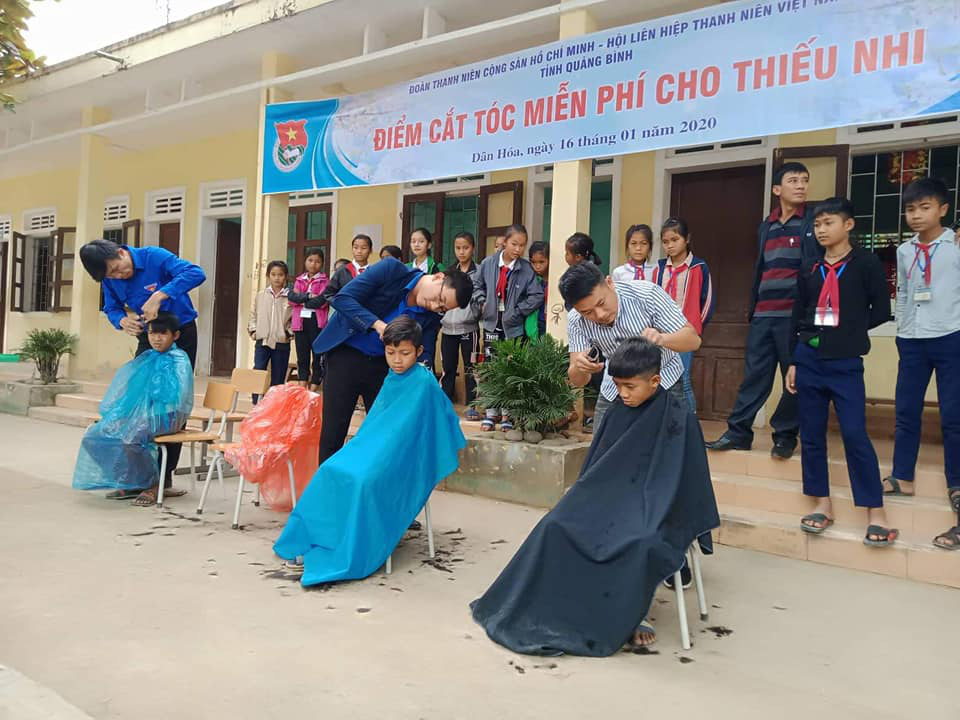 Giáo viên vùng biên quên nỗi buồn lương thưởng, lo cho trò Tết ấm