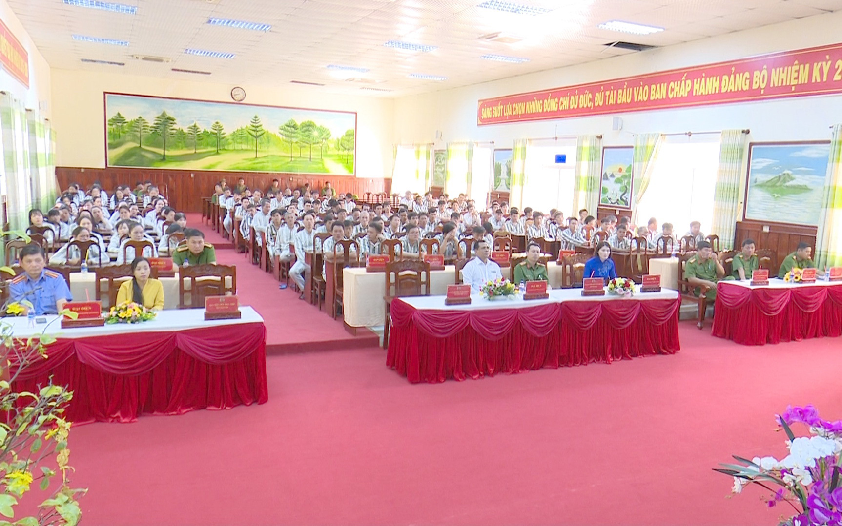 Nhiều phạm nh&acirc;n vui mừng được về qu&ecirc; đ&oacute;n Tết - Ảnh 1.