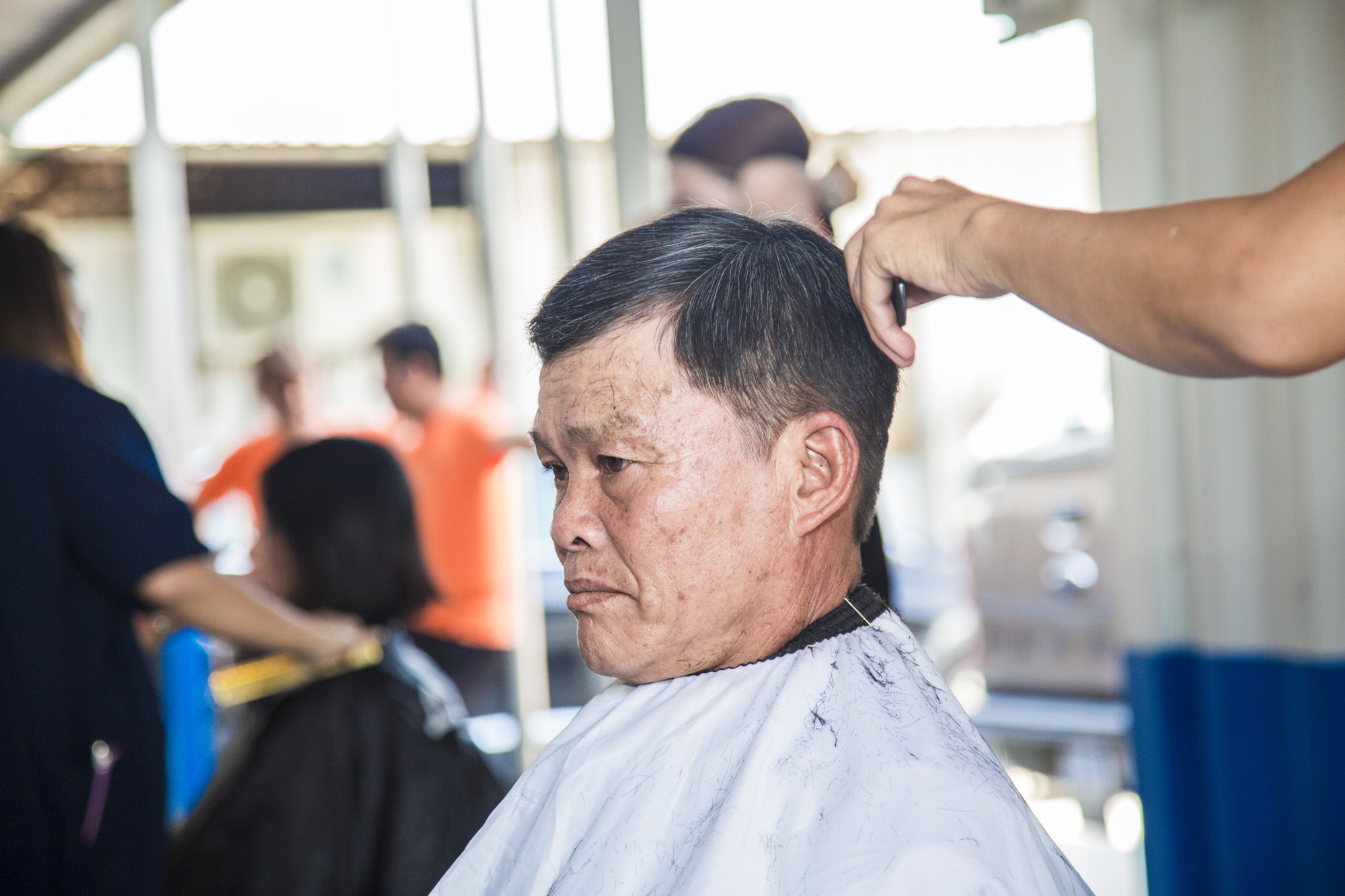 Tết đến, c&ocirc;ng nh&acirc;n được l&agrave;m đẹp, mua h&agrave;ng gi&aacute; rẻ - Ảnh 2.