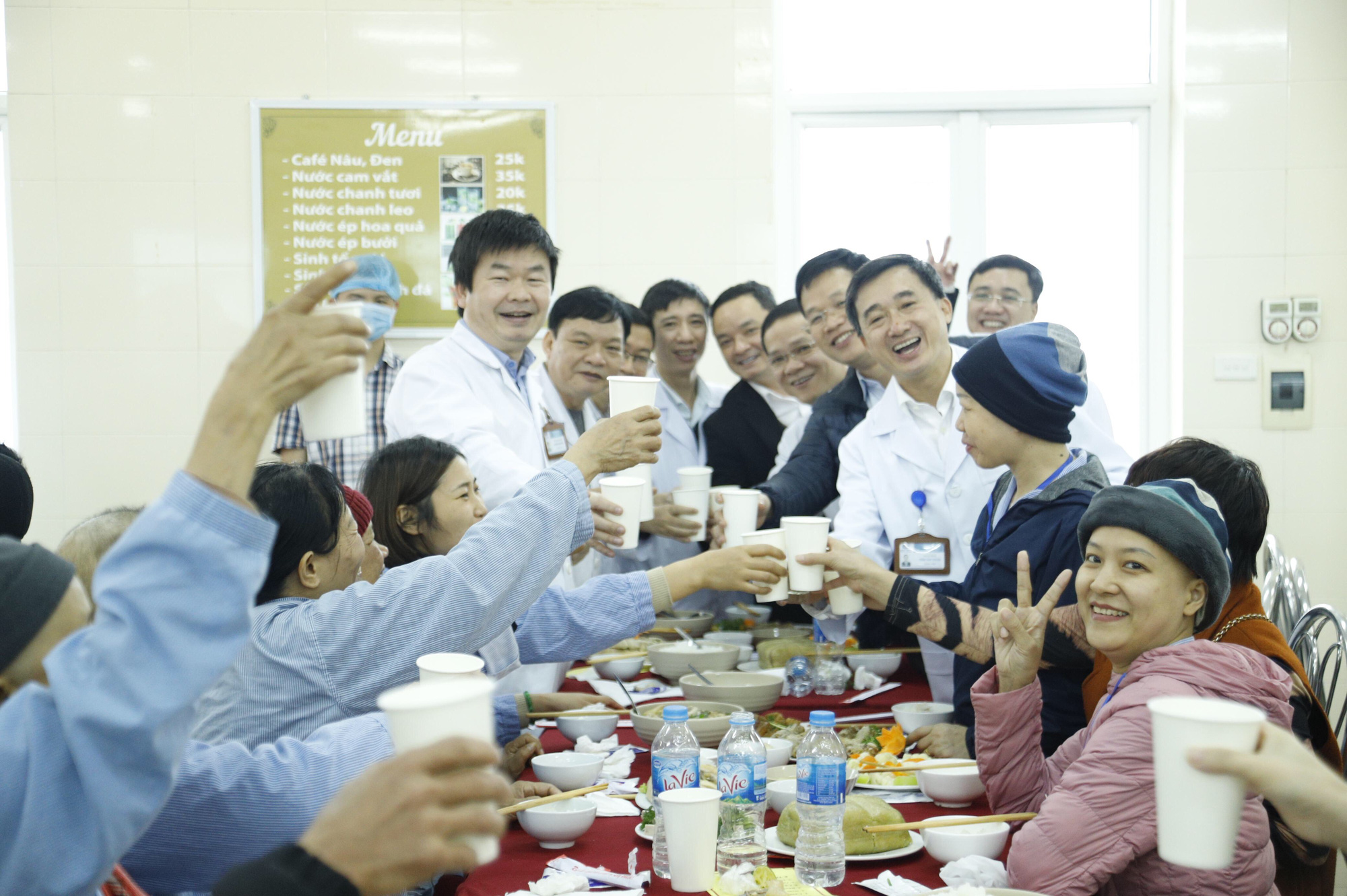 Bữa cơm tất niên giá 0 đồng dành cho hàng trăm bệnh nhân ung thư - Ảnh 4.