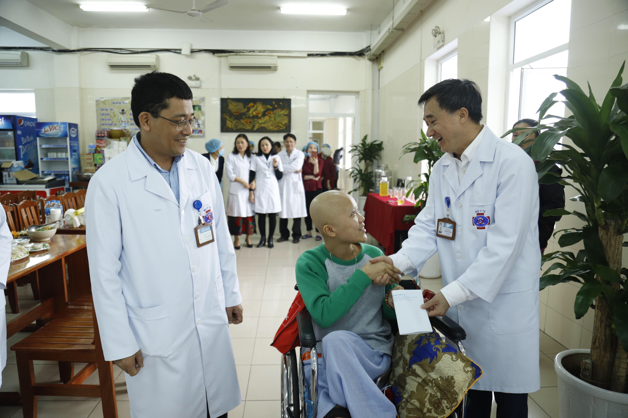 Bữa cơm tất niên giá 0 đồng dành cho hàng trăm bệnh nhân ung thư - Ảnh 2.