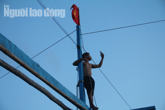 Những ngư d&acirc;n đ&oacute;n Tết giữa tr&ugrave;ng khơi - Ảnh 7.