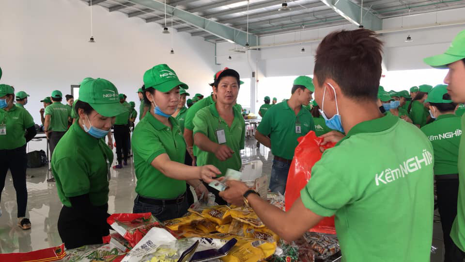 Tết đến, c&ocirc;ng nh&acirc;n được l&agrave;m đẹp, mua h&agrave;ng gi&aacute; rẻ - Ảnh 4.