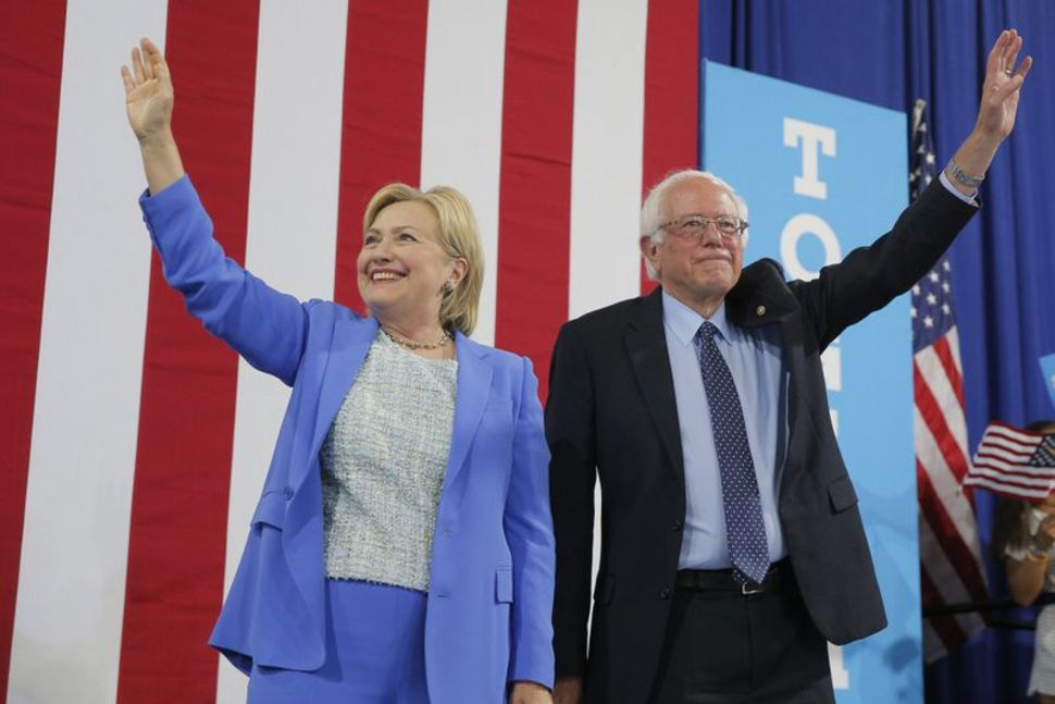Bà Clinton làm rối nội bộ đường đua ứng viên tổng thống đảng Dân chủ