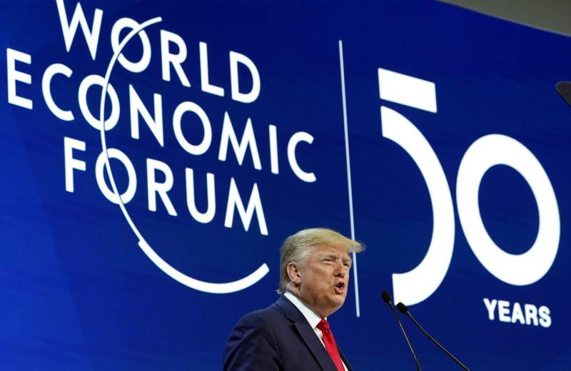 Tổng thống Trump v&agrave; &ldquo;nữ chiến binh 17 tuổi c&ocirc;ng k&iacute;ch nhau  - Ảnh 1.