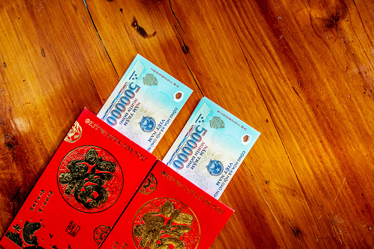 Người lớn làm hư trẻ bằng lì xì - Ảnh 1.
