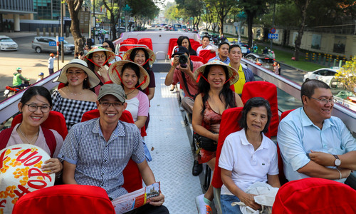 Đằng sau chuyến buýt mui trần quanh TP HCM