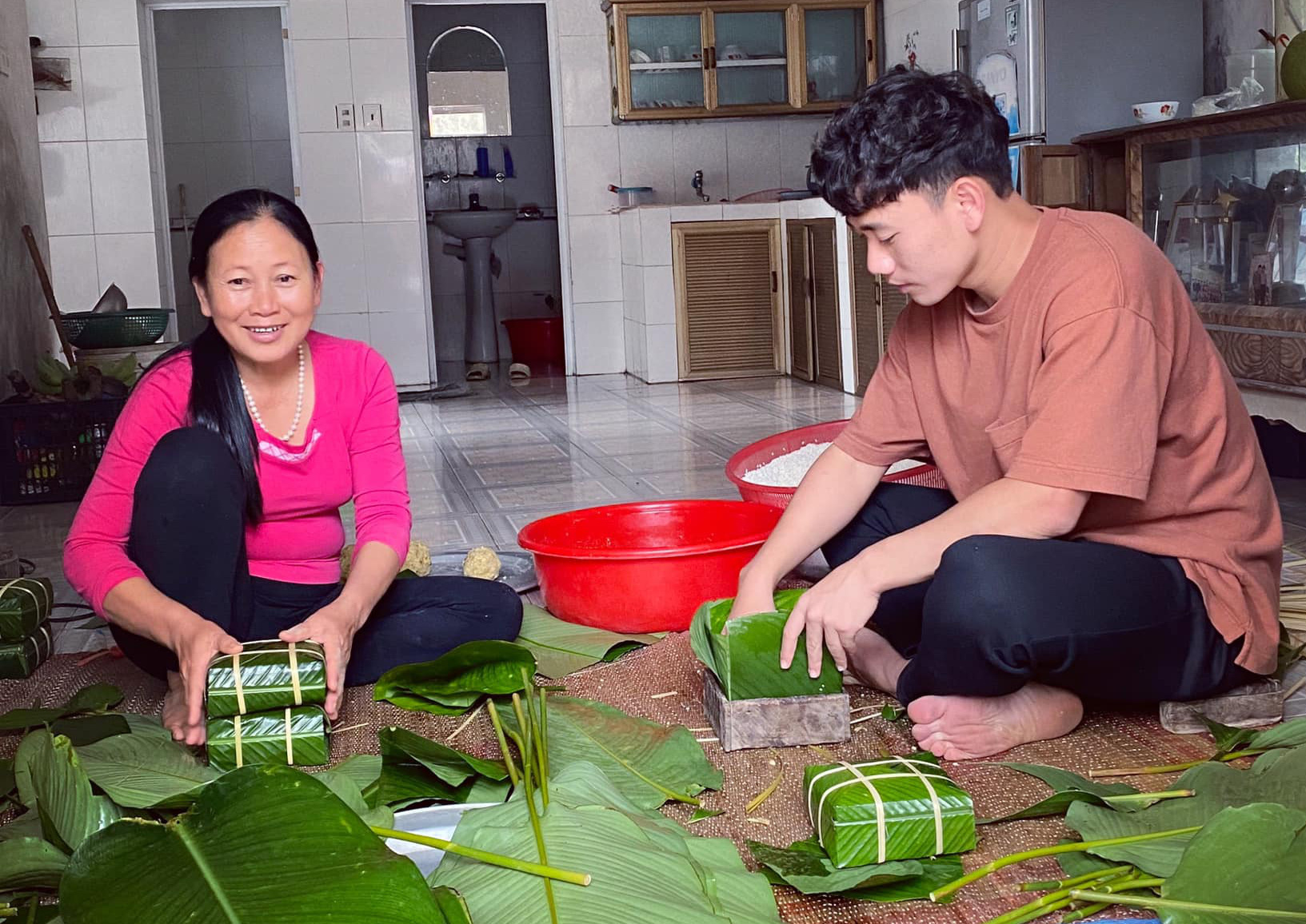 Trần Minh Vương kể chuyện đưa Việt kiều Mỹ về Thái Bình đón Tết, khoe cùng mẹ gói bánh chưng