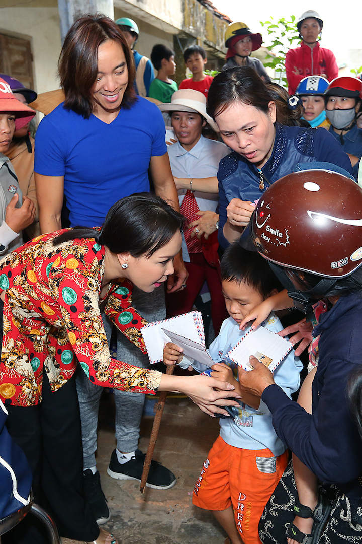 NS Việt Hương, Th&uacute;y Nga mang niềm vui đến người ngh&egrave;o - Ảnh 6.