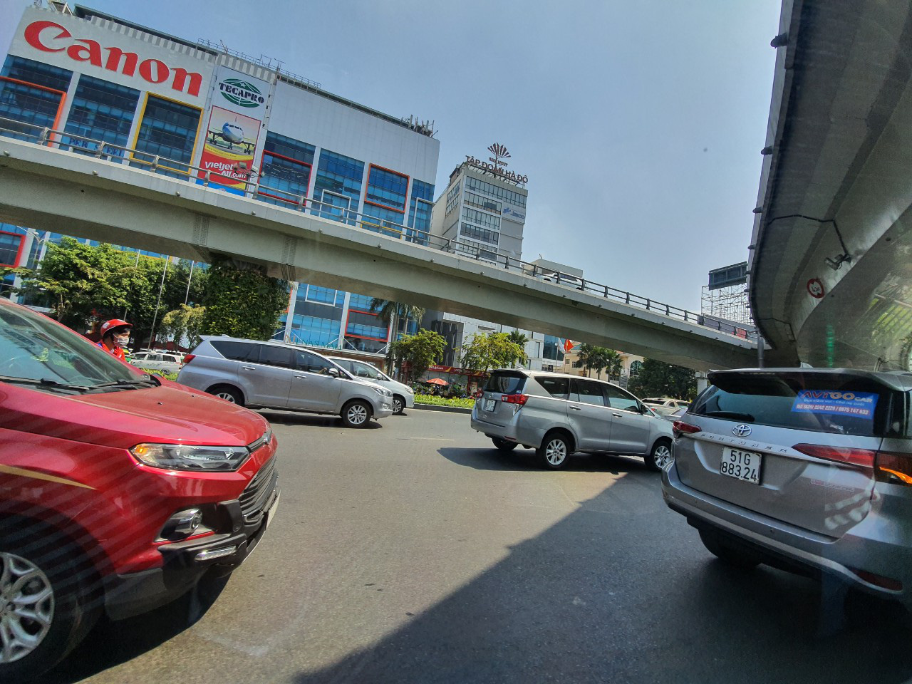 Đường ra s&acirc;n bay vắng, m&aacute;y bay xếp h&agrave;ng chờ cất c&aacute;nh ở T&acirc;n Sơn Nhất - Ảnh 3.