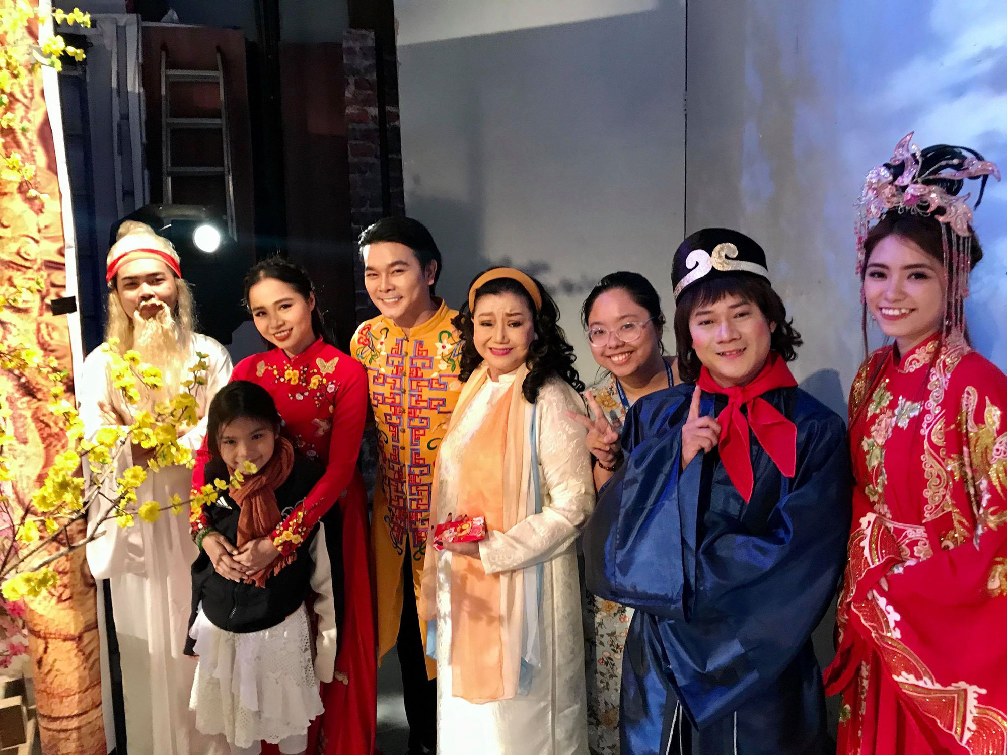 NSND Kim Cương soi chương trình đón năm mới của HTV - Ảnh 13.